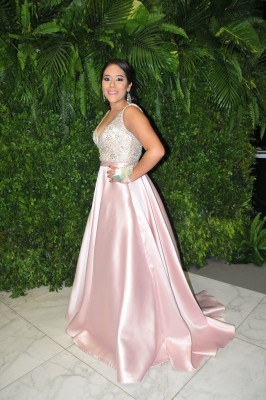 Paola Cartagena brilló con su Jovani en rosa, el maquillaje de Taisha y el peinado que Doris Chávez de Yolandas obró en ella