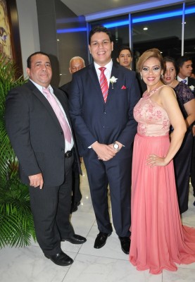 Reynaldo Rouglas, Reynaldo Rouglas Jr. y su madre, Karen Martínez