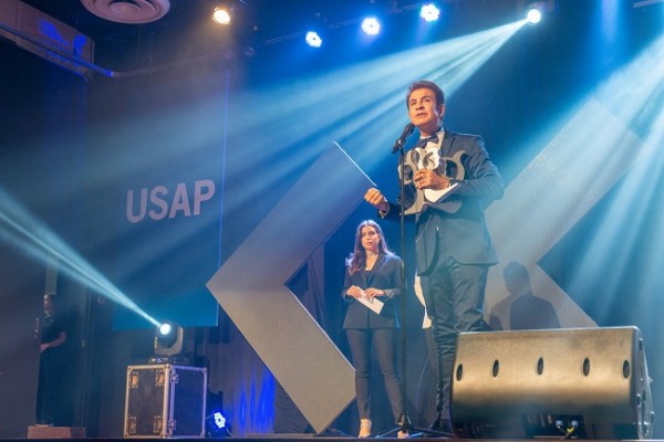 Salvador Nasralla se llevó el galardón a presentador viral del año y figura del Twitter