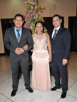 Samuel Tinoco con sus padres, Evanelia Sanabria y Norman Tinoco