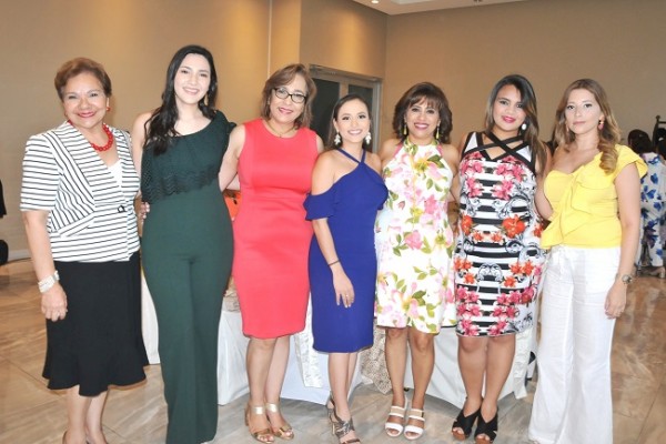 Sandra Corleto, Sonia Avelar, Elma Avelar, Denia María,Maritza Avelar, María José Sosa y Sheila Amaya