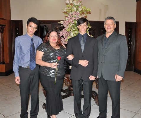 Santiago Menjívar, Carolina Elvir, Omar Menjívar Jr. y su padre, Omar Menjívar