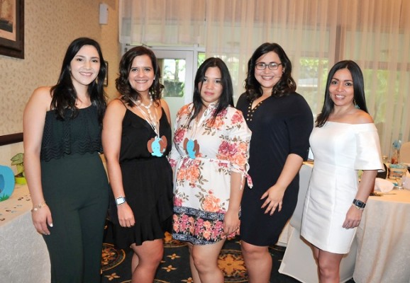 Las oferentes del Baby Shower en honor a Karla Sagastume de Dubón: Sonia Avelar, Pilar Gutiérrez, Diana Banegas, Ruth Mendoza y Karla Villanueva.