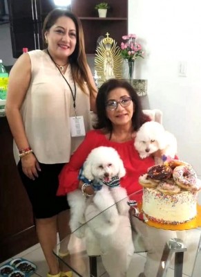 Sonia Mejia y su mami con sus mascotas en su cumpleaños