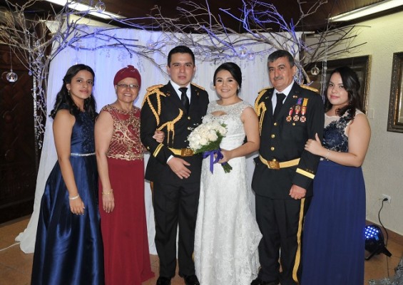 Stephany Ardón, Olga Marina Trejo junto a su hijo, Héctor Antonio Ardón, Norma Barahona, Héctor Ardón y Fabiola Ardón.