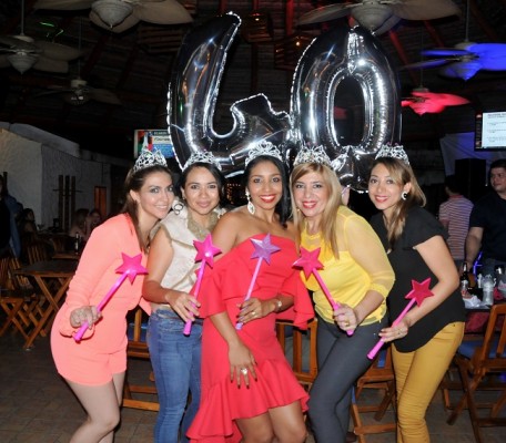 Teresa Caballero, Lesby Pineda, Roxy Cruz, Liliana Pleitez y Delmy Altamirano