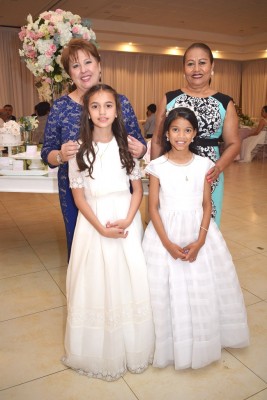 Vicenta de González y María Elena Gudiel con sus nietas.