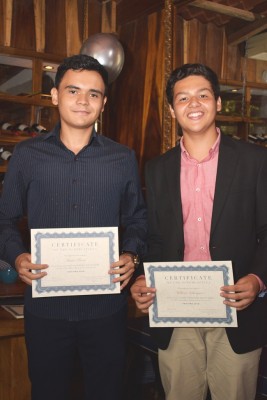 William Velásquez y Mario Flores tambiénrecibieron sus respectivos diplomas de reconocimiento