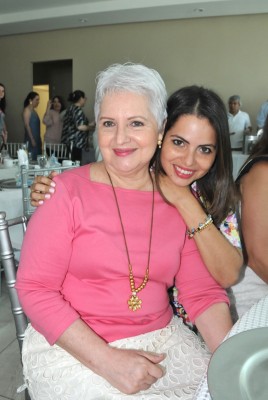 Ada Margarita Rodríguez de Hernández y su hija, Esther María Hernández