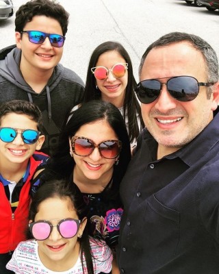 Alexander Canahuati y su familia