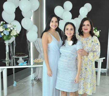 Ana Lucía de Ronen con su hermana, Ana Cristina Soto y su madre, Ileana Rodríguez de Soto