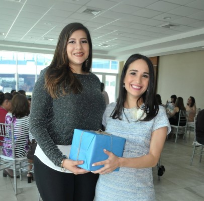 Ana Lucía entregó a Andrea Avelar yn bonito obsequio por ser la ganadora en uno de los divertidos juegos que compartieron en el baby shower.