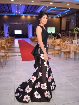 Andrea David abre con broche de oro las imágenes de las chicas de la Franciscan School en su fiesta de graduación. Andre lució preciosa en su vestido con falda floral.