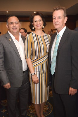 Armando y Karen de Calidonio, junto a Andy Mediclot