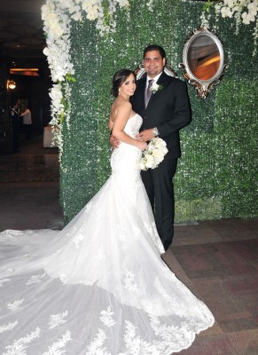 Benedetta Orellana y Dennis Duarte muy felices el día de su boda