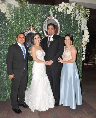 Benedetta y Dennis, con sus padrinos de boda, Manuel López y Lesly Funes