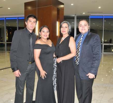 Bryan y Alejandra Midence, junto a Laura Ulloa y Ricardo Murillo