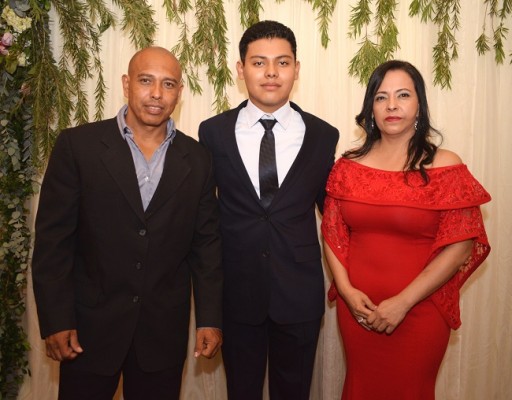 Carlos Guillén acompañado de sus padres