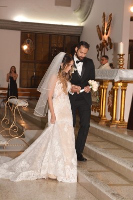 Carol y Alexander llegando al altar.