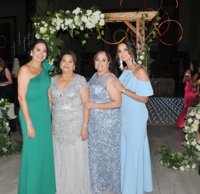 Claudia McNab, la madre de la novia, doña Elvia Pacheco, Meliza Pacheco y Stephanie McNab
