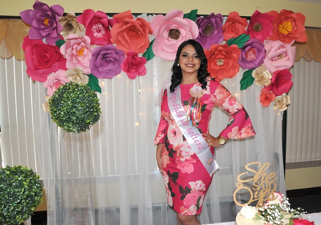 Un jardín de colores primaverales en el bridal shower de Mariely