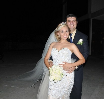 Aura y Raúl...muy felices en su noche de bodas