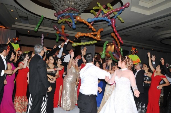 Fue una velada repleta de sorpresas. La hora carnavalesca  inició con el lanzamiento de la tradicional "liga" de la novia. La amenización de Cris Davis puso a bailar a todos.