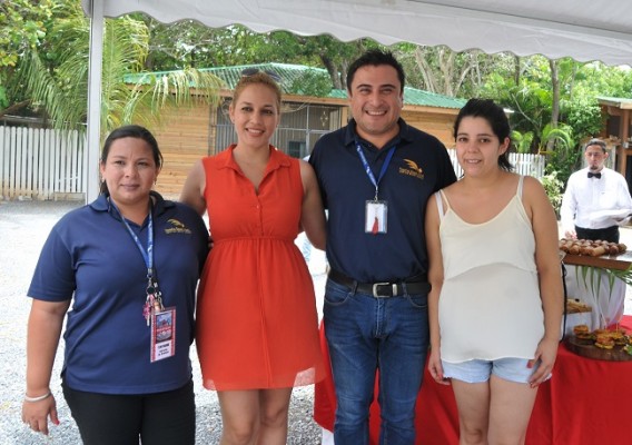 Staff del Paradise Beach Hotel, Flor Madrid, Kenia Romero, Ismael Larreynaga y Francisca. 