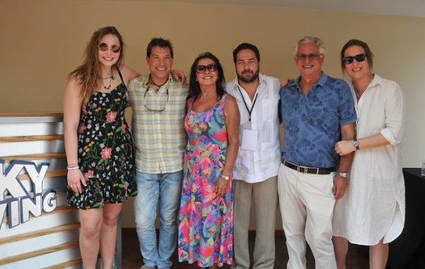 Emilio Maldonado (centro) junto a Mikaella y Federico Brendel, María Cleta Baeza Schneider y Roy Schneider con Tamara Brendel.