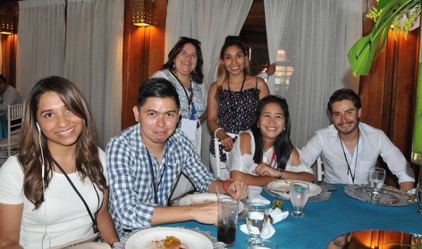 Los comunicadores disfrutando de un delicioso almuerzo en el salón Guanaja del Paradise Beach Resort.