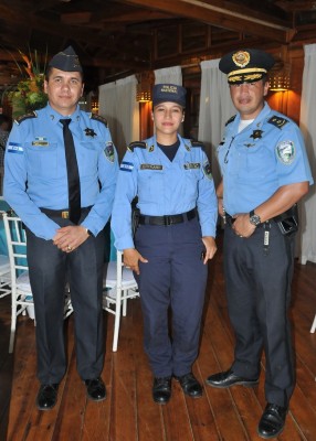 Miembros de la Policía Nacional, Sub Comisionado Ever Ordoñez, Clase 1 de Policía, Rita Bertrand y el Jefe de Policía, Sub Comisionado Miguel Martínez. 