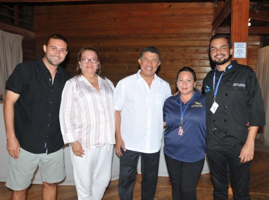 El ministro de Turismo, Emilio Silvestri (al centro) Chris Amano, Xiomara Lemus, Flor Madrid y Carlos Espinal.