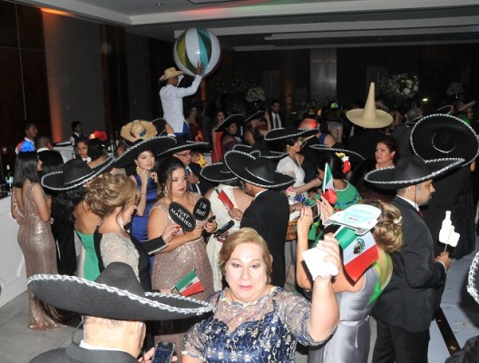 Al llegar "La hora mexicana" la diversión fue la apuesta de la noche entre los novios e invitados especiales al enlace Treviño-Naranjo.