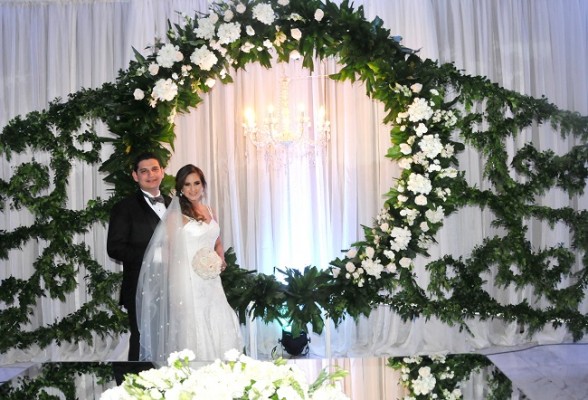 Un año de compromiso fue suficiente para que esta bonita pareja determinara unir sus vidas en una ceremonia y celebración postboda que tuvo como telón de fondo un espectacular montaje y coordinación.