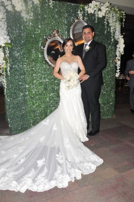 Benedetta y Dennis...dos personalidades y estilos inconfusibles que unieron sus vidas en una fantástica noche inolvidable, disfrutan de su luna de miel en las cálidas arenas de Miami.