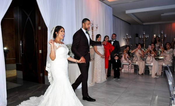 La bonita pareja ingresó al recinto de celebración muy feliz.