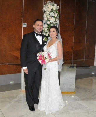 Rigoberto Díaz y Denia María Barón en la antesala de celebración de su fiesta postboda.