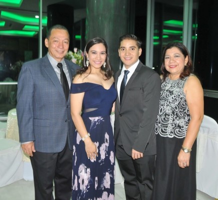 David Orellana y Kimberlyn Ulloa con sus padres, Jorge Ulloa y Rosalinda Cardona