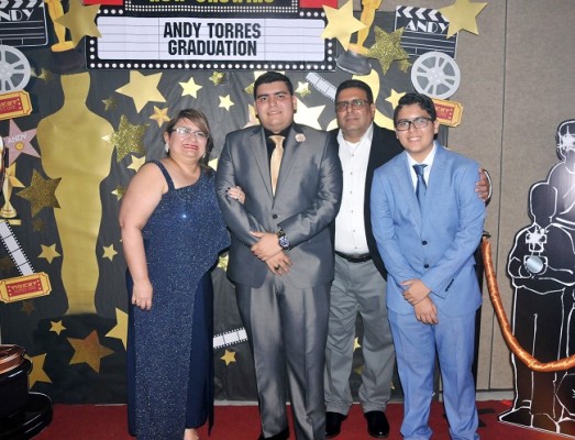 Doña Carmen Torres, muy orgullosa del brazo de su hijo, Andy Torres, Javier Torres y Roberto Javier Torres