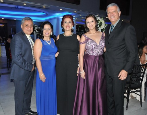 El abogado y notario que ofició la ceremonia civil, Nelson López Lazo, Cinthia de López, Carla Pantoja, Lis Chahín y Anuar Chahín