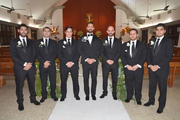 El novio Alexander Torres, acompañado con los caballeros de su cortejo de bodas
