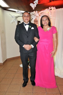 El novio, Nicky Ortega con su madre, Leonelzi Mariona