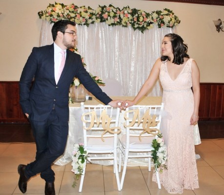 El señor y la señora Molina, comparten una hermosa relación que coronaron en su noche de bodas.