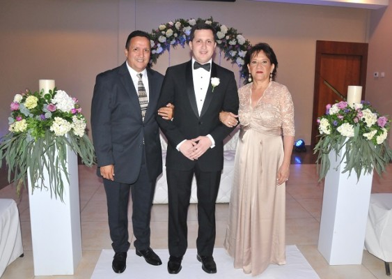 Elvin Salgado junto a sus padres, Elvin Salgado y Edit Robertson