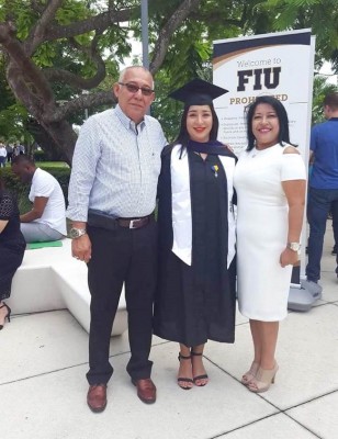 En Miami, celebrando la graduación de su hija Judy Mariel Núñez, César e Iris de López