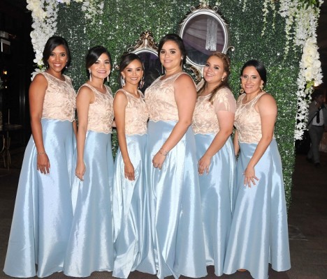 El cortejo de la novia: Gabriela Idiáquez, Renata Lean, Ana Fajardo, Grace Saenz, Scarleth López y Lesly Funes