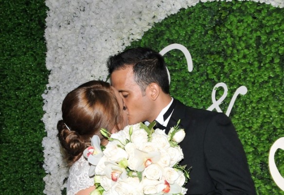 Gabriela y Ricardo, sellaron su promesa de amor eterno con un romántico beso...