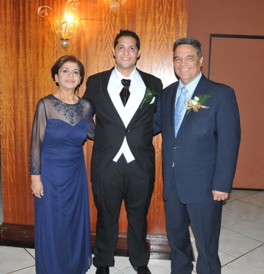 Gustavo Adolfo con sus padres, Mirna Mendoza y Francisco Guerrero