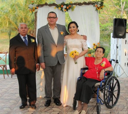 Gustavo Torres y Antonia de Torres padres de la novia