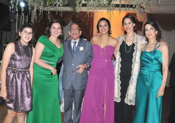 Helen Duarte, Leyda Amador, Marco Duarte, Evelyn Brown, Carolina Duarte y Frances de Duarte.